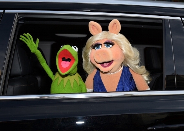 2015 The Muppets ABC Show Miss Piggy Dumps Kermit The Frog For Josh Groban