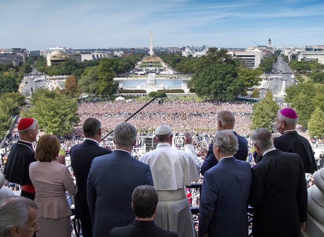 Embrace immigrants, Pope Francis urges Congress