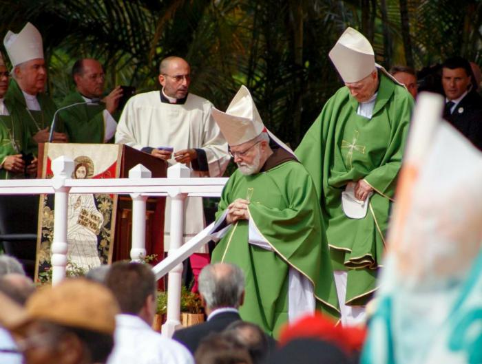 Pope meets Fidel Castro after warning against ideology