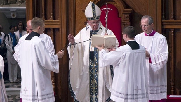 Pope prays during Mass in Philadelphia