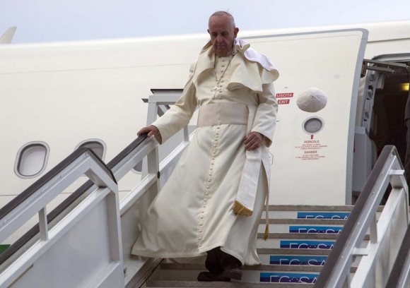 Pope Francis urges Bogota, rebels to end conflict