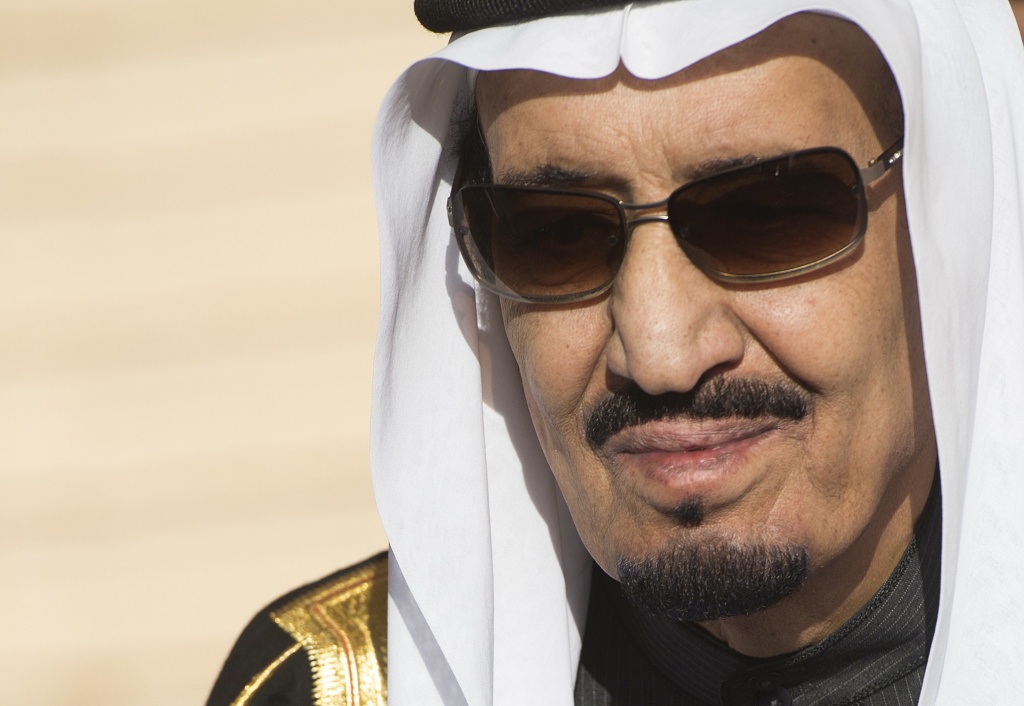 Saudi King Salman stands during the arrival of US President Barack Obama and First Lady Michelle Obama at King Khalid International Airport in Riyadh