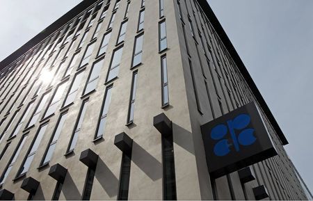 UK-OPEC-OIL:OPEC oil output in Aug falls from record on Iraq disruption- survey