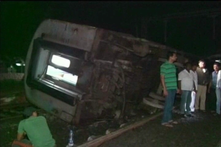 2 killed 8 injured in train derailment in Karnataka