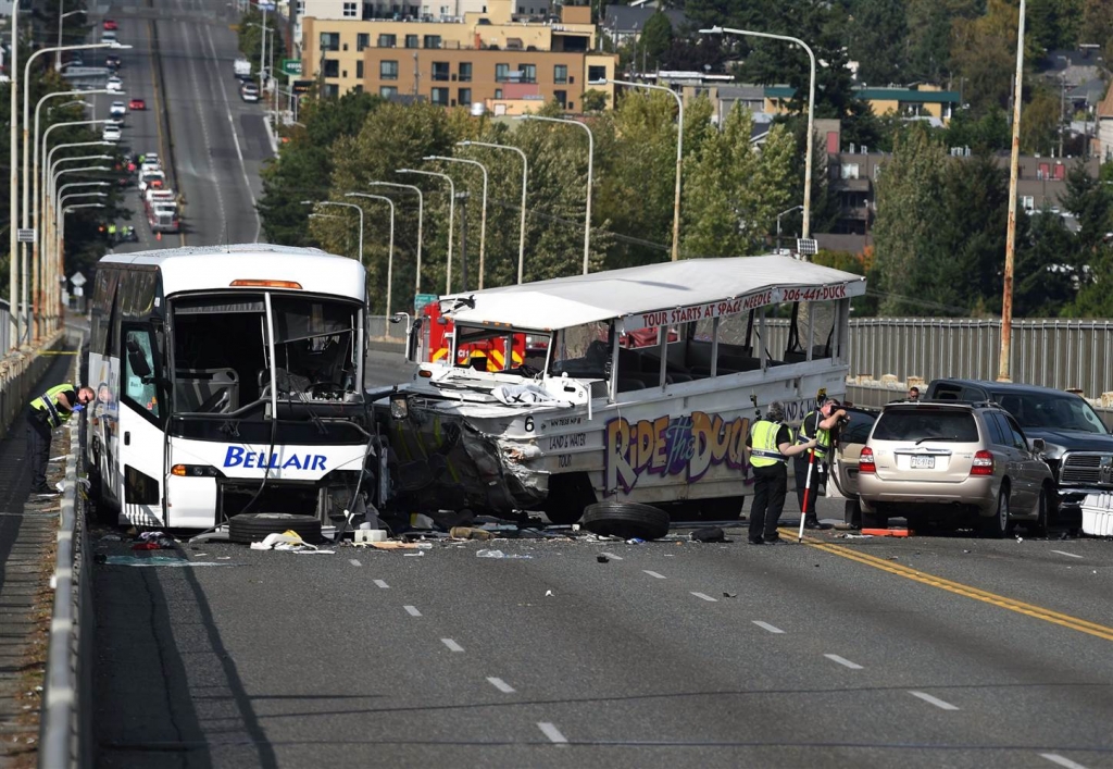 Image tour bus and a tourist duck boat crashes in Seattle