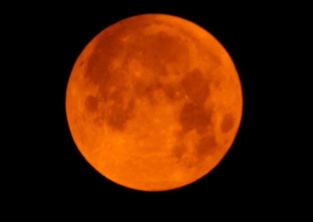 Skygazers ready for blood red 'supermoon'