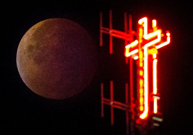 'Supermoon' Total Lunar Eclipse Thrills Skywatchers Around the World