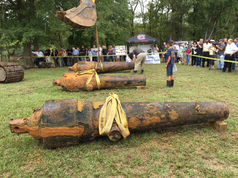 The Union Dahlgren sits between the two Confederate Brooke rifle cannons