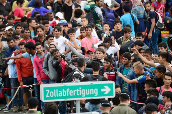 10,000 migrants pour into Austria as crisis deepens