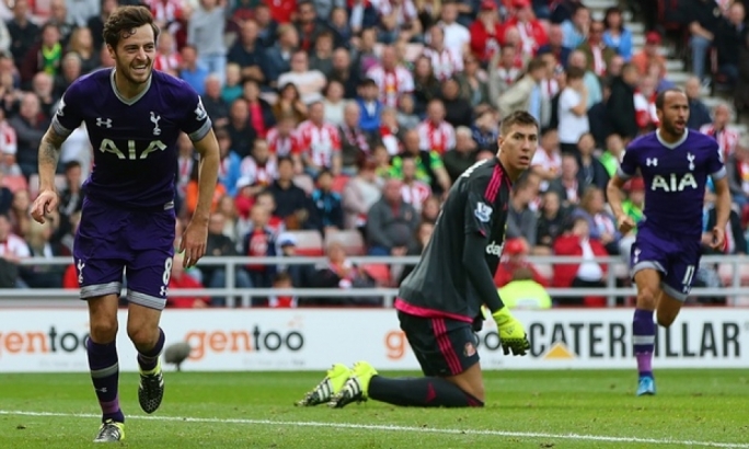 Tottenham Hotspurs midfielder Ryan Mason celebrates after scoring past Sunderland goalkeeper Costel Pantilimon