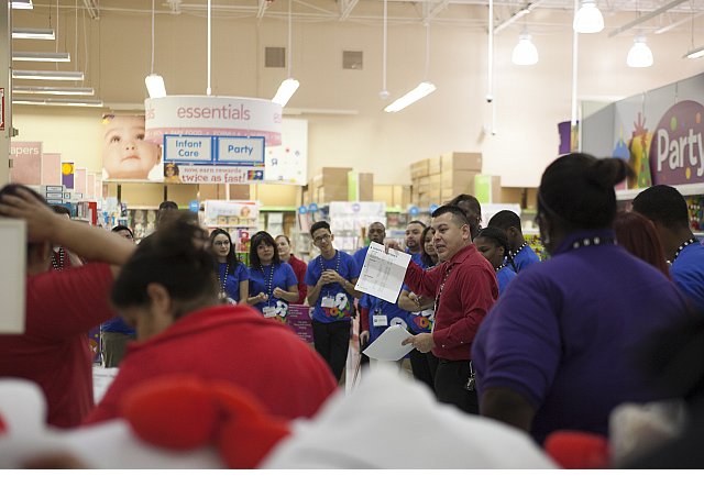 Toys R Us plans to hire fewer holiday workers but give them more hours