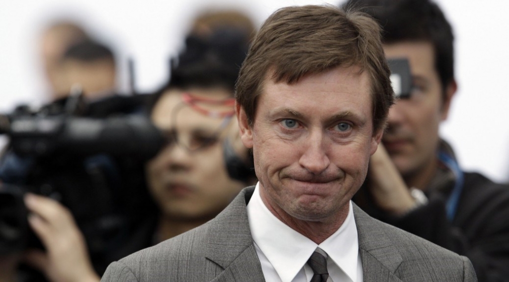 Wayne Gretzky receives misspelled soccer jersey