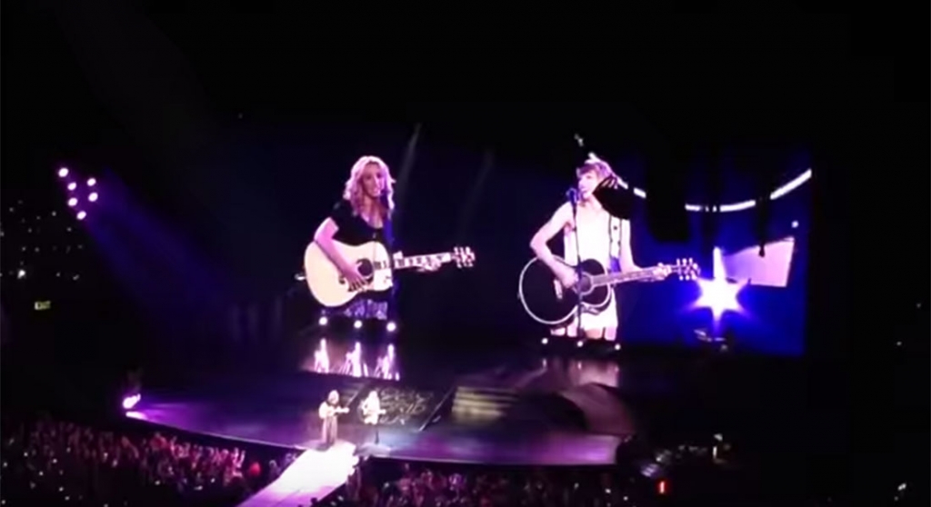 Taylor Swift and Lisa Kudrow sang Smelly Cat on stage together