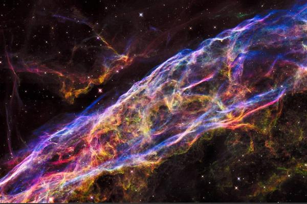 Check Out These New, Gorgeous Hubble Telescope Shots of the Veil Nebula