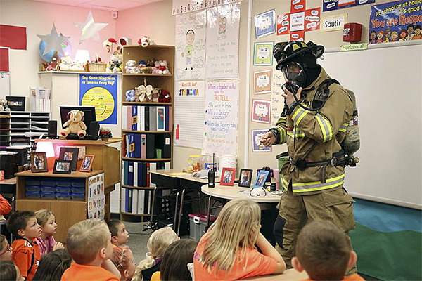 A Snoqualmie firefighter shows Snoqualmie Elementary School students how his mask works.- Courtesy