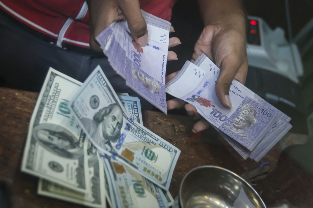 Ringgit retreats as Fed’s Fischer signals rates may rise in 2015