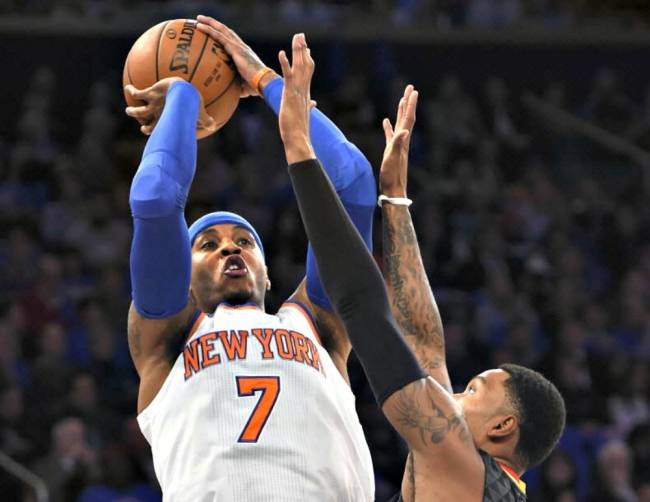 Knicks forward Carmelo Anthony shoots over Atlanta Hawks guard Kent Bazemore during the first half in New York