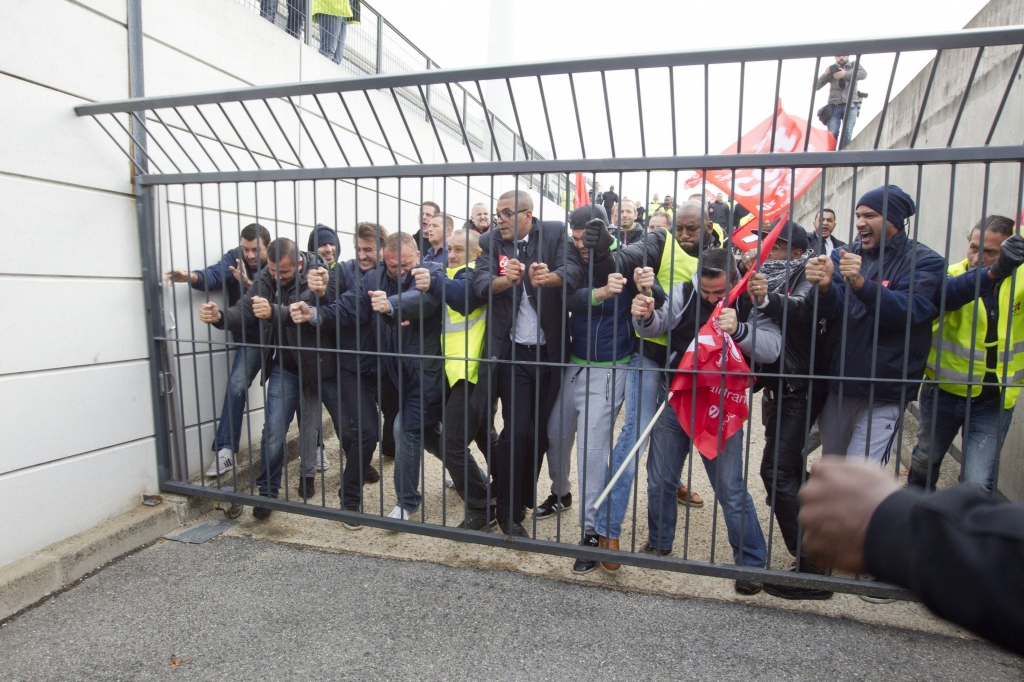 Air France union protesters moments away from breaking down the gate and storming the managers’ meeting