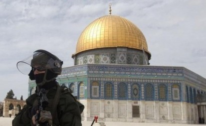 An Israeli security officer at the Al Aqsa mosque in Jerusalem