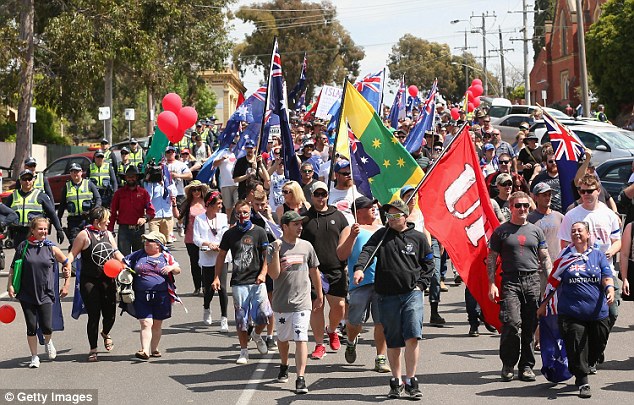 Anti and pro Islamic protesters have clashed over plans to build a mosque in Bendigo the second protest in two months