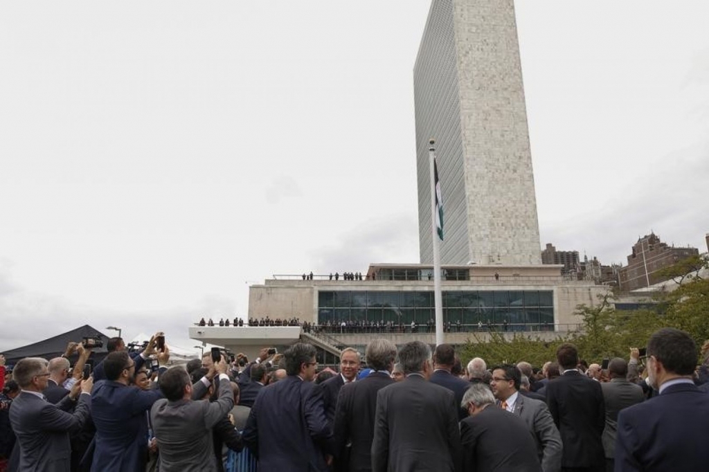 With peace prospects grim Palestinians raise flag at U.N