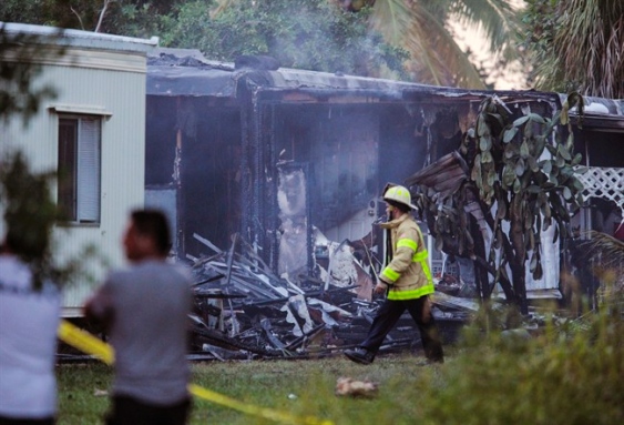 Authorities investigating plane crash in mobile home park near Lake Worth Road