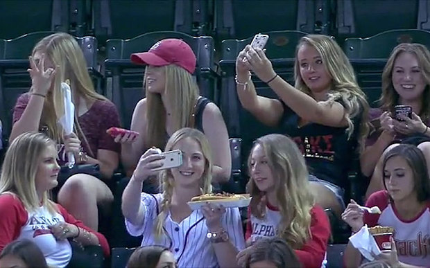 WATCH: Announcers hilariously dissect sorority 'selfie time' at D-backs