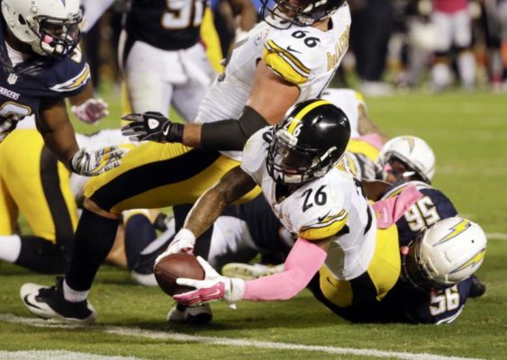 Pittsburgh Steelers running back Le'Veon Bell scores