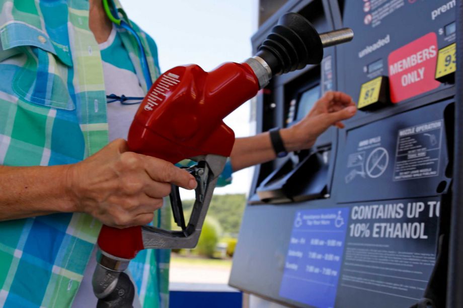 Cheaper gasoline pushes US consumer prices lower