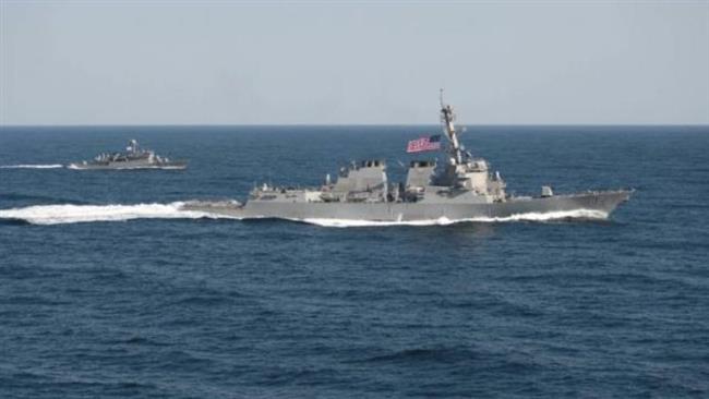 USS Lassen, transits in formation with ROKS Sokcho during exercise Foal Eagle 2015 in waters east of the Korean Peninsula