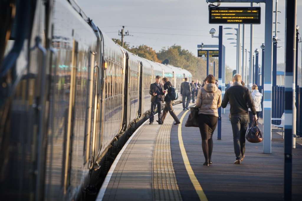 Commuters ready to get on board first Oxford Parkway to London Marylebone train