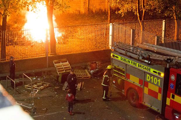 Dublin Fire Brigade attend at the Bonfire at Basin St Flats last night.
PIC COLIN O'RIORDAN