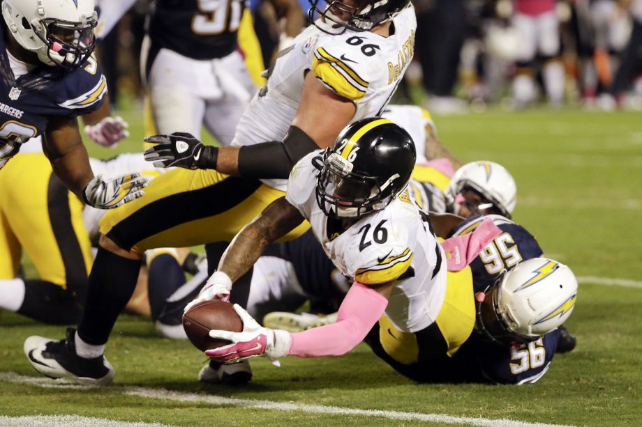 Steelers running back Le’Veon Bell runs in for a touchdown against the Chargers as time expires