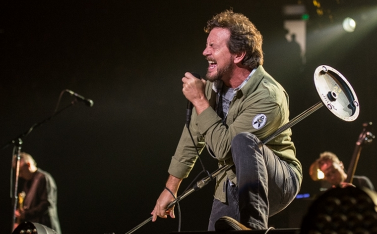 Cubs fan Eddie Vedder sadly notes that Pearl Jam tour conflicts with World Series