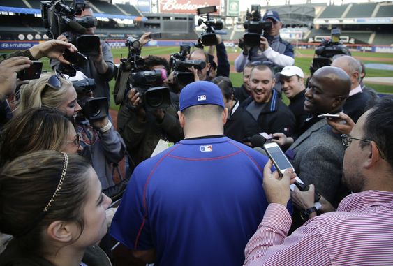 Blue Jays' Edwin Encarnacion day-to-day with finger sprain