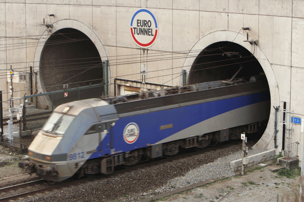 Up to 2,000 migrants are said to have stormed the French Eurotunnel terminal last night