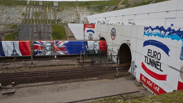 Channel Tunnel trains suspended