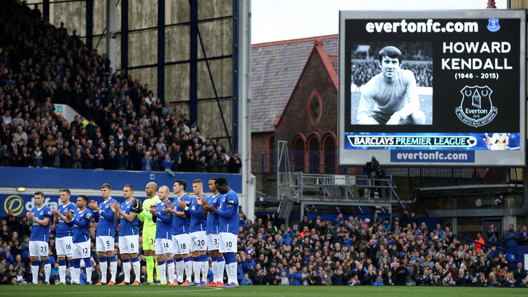 Everton players join in a minute's applause for Howard Kendall before Saturday's game against Manchester United