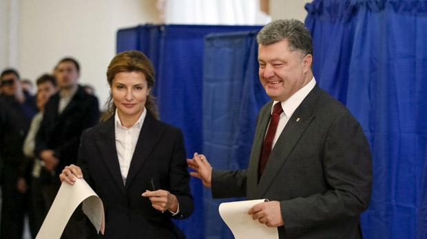 Ukrainian President Petro Poroshenko and his wife Maryna visit a polling station during a regional election in Kiev Ukraine yesterday