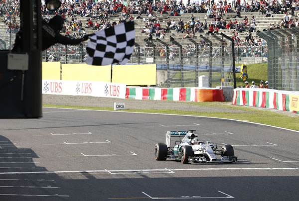 Rosberg roars to Japan pole