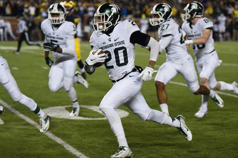 Michigan State defensive back Jalen Watts Jackson runs toward the end zone after recovering a fumbled snap on a punt