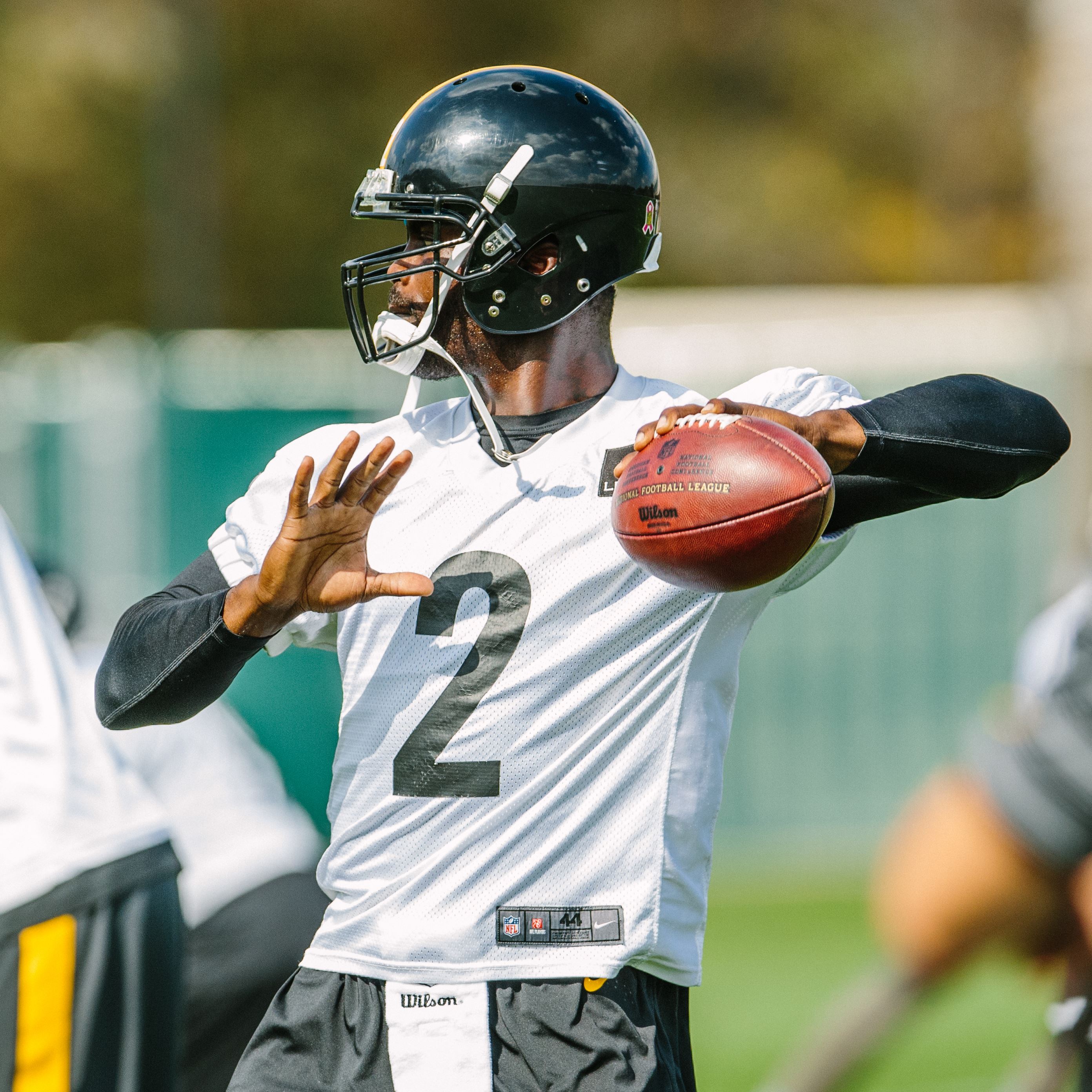 20151008arSteelers05-4 Pittsburgh Steelers Michael Vick makes a pass during practice at the Steelers South Side training facility on Oct. 8 2015