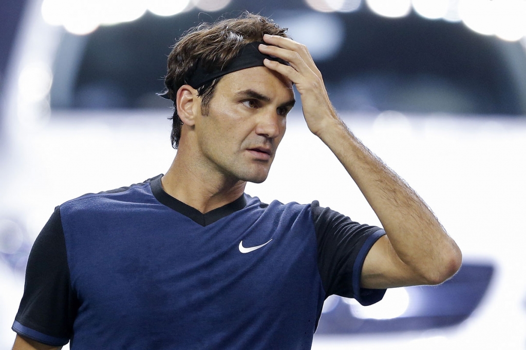 Roger Federer waves to the crowd as he leaves the court after losing his men's singles second round match to Albert Ramos Vinolas at the Shanghai Masters. – AFP pic