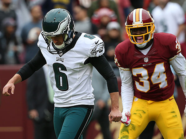 Caleb Sturgis misses a field goal as the Redskins´ Trenton Robinson celebrates