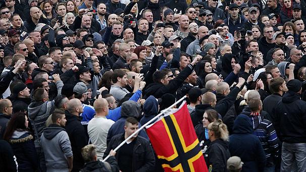 German police use water cannon on protesters in Cologne