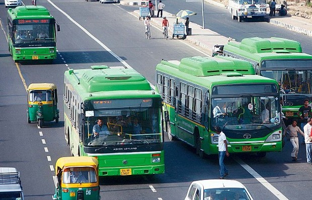 DTC buses violating lane discipline at Anand Vihar in New Delhi