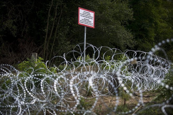 Croatia bans entry of Serbian citizens as refugee dispute escalates
