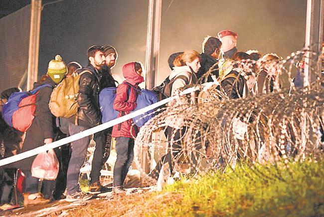 Hungary shuts off migrant route    
                       
        Hungarian police and soldiers sealed the Croatia Hungary border with barbed wire