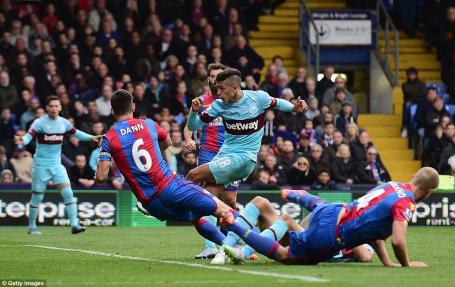 Image Text
 HAMMER TIME Manuel Lanzini evades Palace defenders to score for West Ham