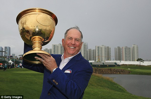 Jay Haas holds aloft the Presidents Cup after his team beat the Internationals by 15 1/2 points to 14 1/2